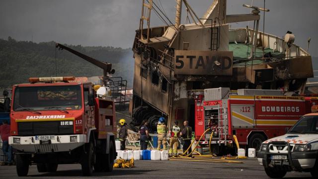 Agentes de los Servicios de Emergencias trabajan por apagar el incendio del buque Awadi, en el puerto de Ribeira, a 2 de septiembre de 2025, en Ribeira.