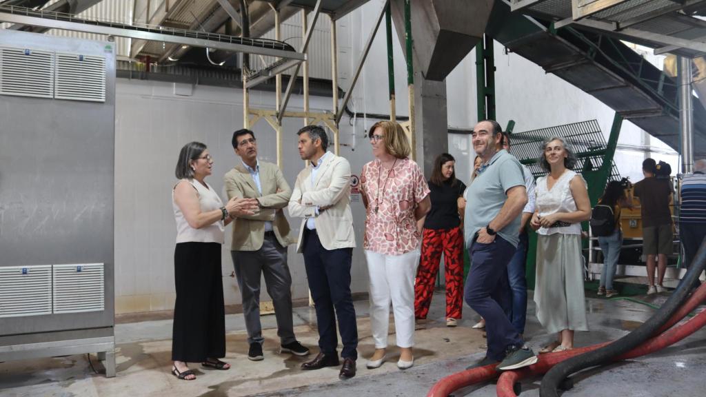 Visita de José Manuel Caballero a la Cooperativa Vinícola del Carmen de Campo de Criptana (Ciudad Real). Foto: JCCM.