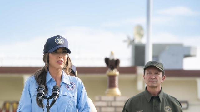La secretaria del Departamento de Seguridad Nacional, Kristi Noem, habla durante una conferencia de prensa.