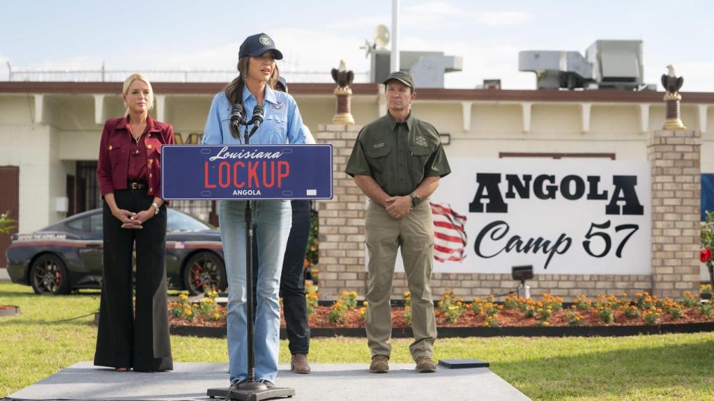 La secretaria del Departamento de Seguridad Nacional, Kristi Noem, habla durante una conferencia de prensa en el Campo Penitenciario Estatal 57 de Luisiana, en Angola, Luisiana.