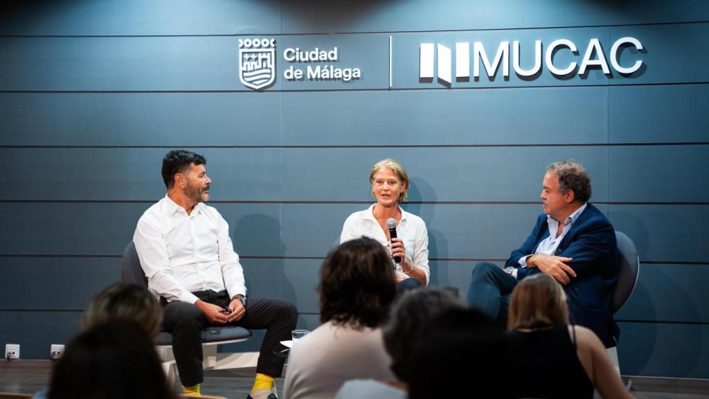 La fotógrafa en la presentación oficial de la exposición.