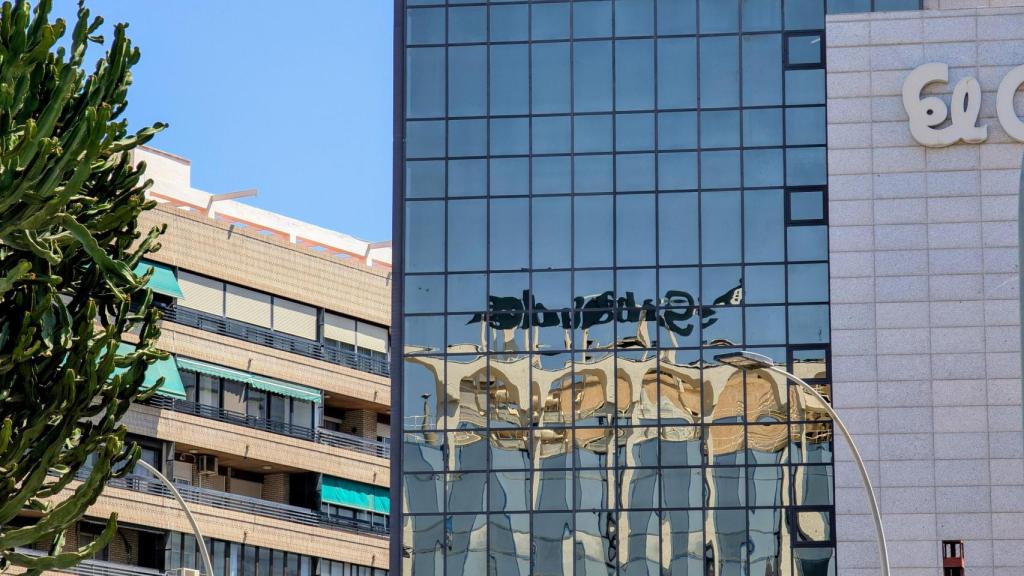 El reflejo del Banco Sabadell en lo que fue su sede social en Alicante durante siete años.