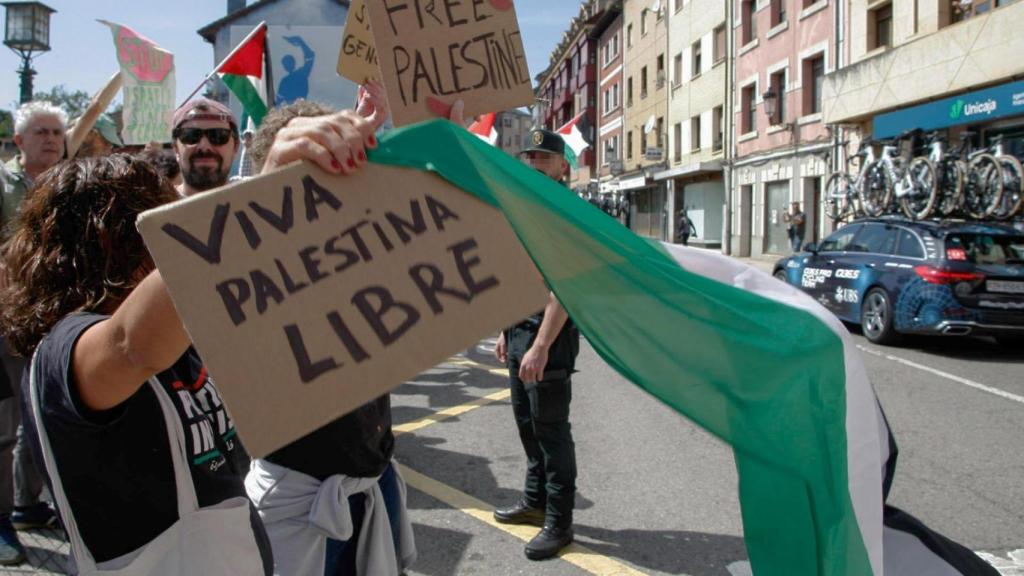 Manifestantes durante la etapa de este viernes de La Vuelta.