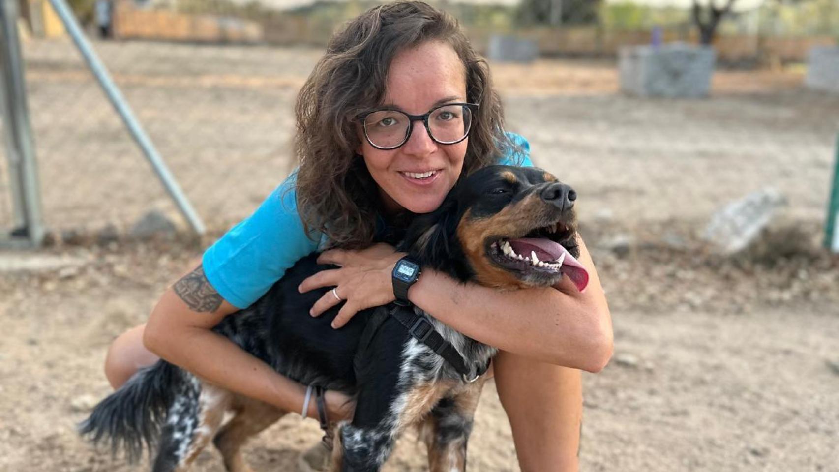 Laura Sancho, fundadora de DogAventure, centro de ocio para perros, con su mascota.