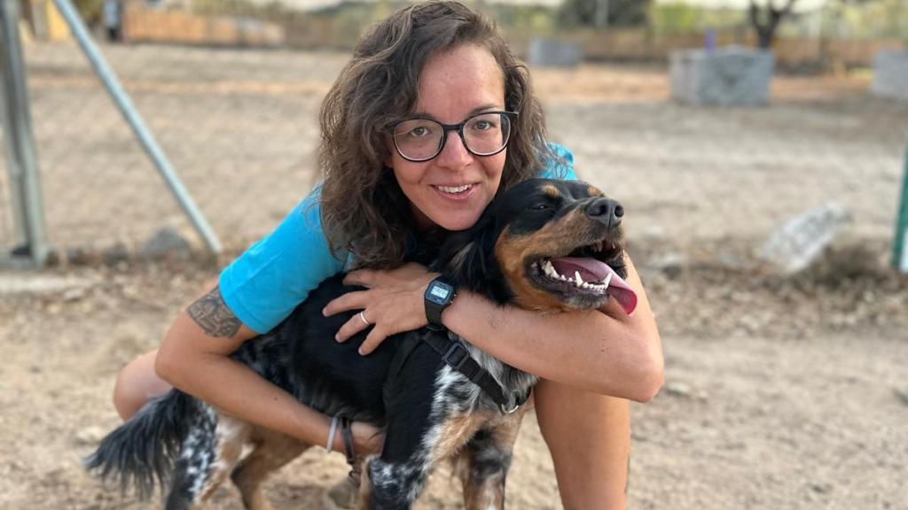 Laura Sancho, fundadora de DogAventure, centro de ocio para perros, con su mascota.