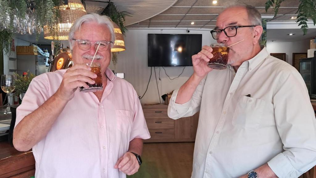 Dos de los clientes de Plaza 4 Gastrobar disfrutando del Mezclaico