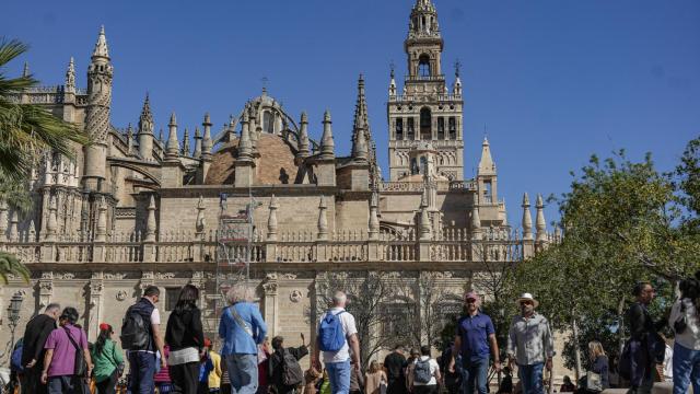 Imagen de gente paseando frente a la Catedral de Sevilla.