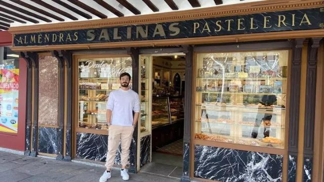Carlos Valverde en su Pastelería Salinas.