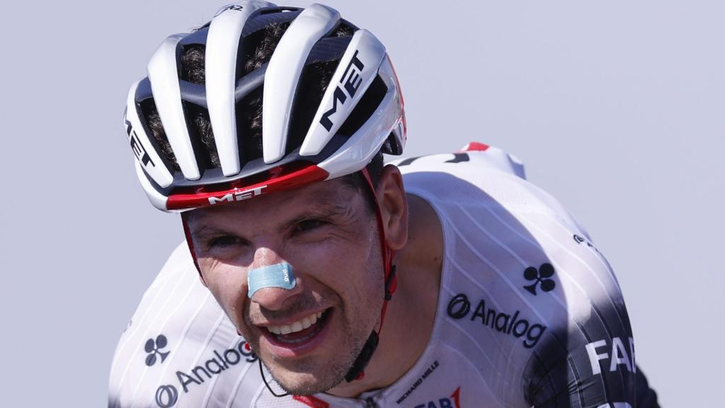 Joao Almeida se impone a Jonas Vingegaard en un duelo espectacular en el Angliru.