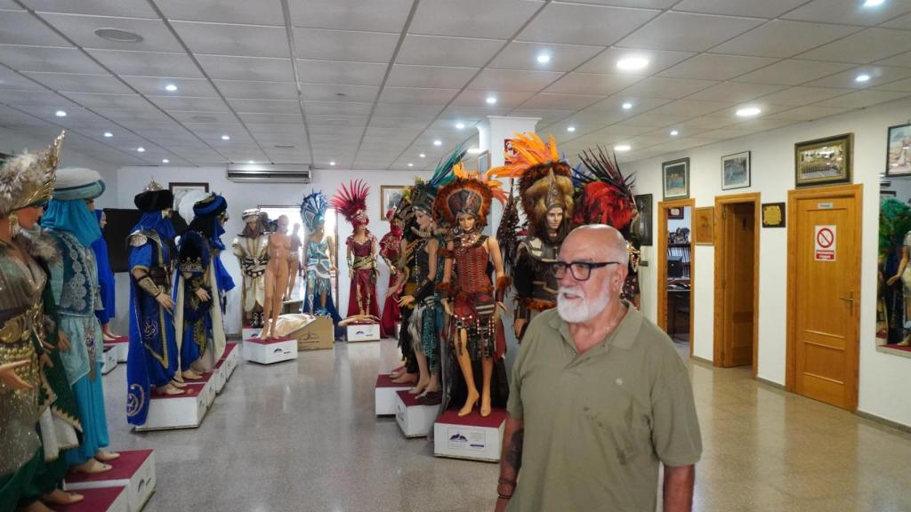 Los talleres ocultan sus trajes hasta el último día.