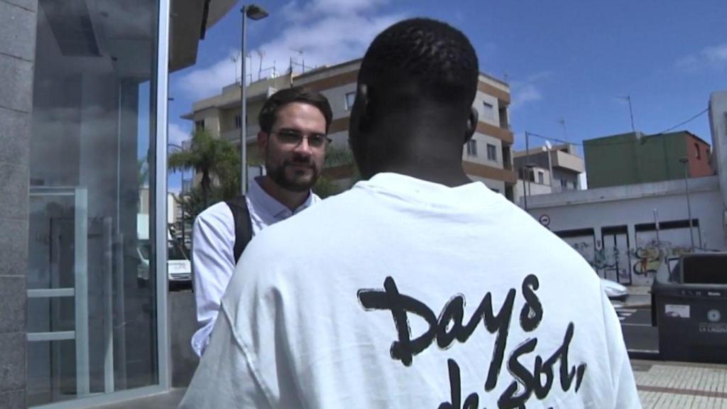 Abdullah de Senegal hablando con los periodistas de Telecinco.