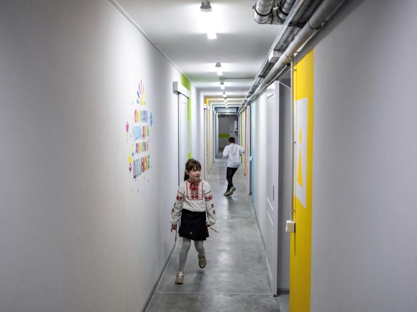 Niños asisten a un colegio de Járkov donde las aulas está bajo tierra.