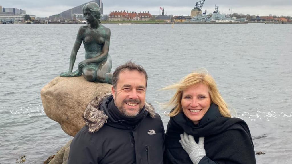 Daniel y Gema junto a La Sirenita.