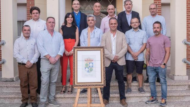 El presidente de la Diputación acompaña a los vecinos de Mata de Cuéllar en la presentación de la bandera y el escudo del municipio