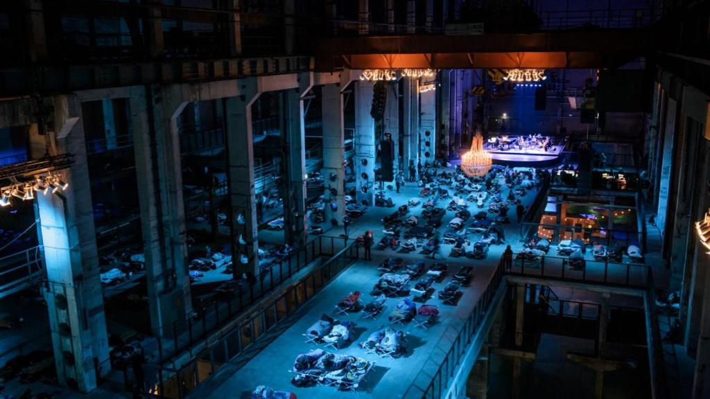 Concierto de Max Richter interpretando 'Sleep' en Berlín en 2015, con el público acostado en camastros. Foto: Stefan Hoederath