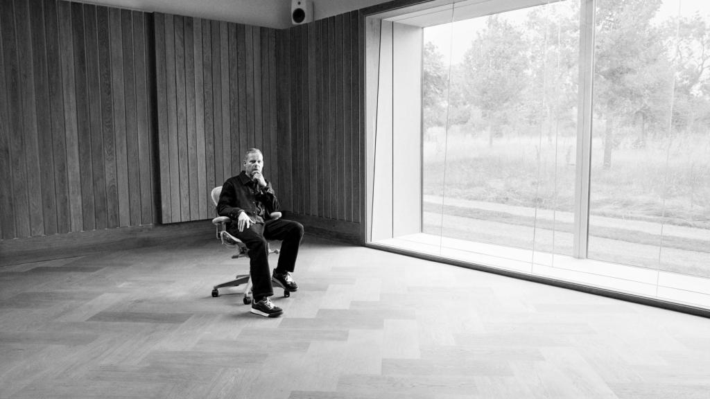 Max Richter en el estudio, granja y residencia de artistas en el que vive con su pareja, la artista Yulia Mahr, en Oxfordshire (Inglaterra). Foto: Rory van Millingen