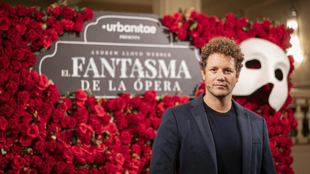 Daniel Diges, ante un cartel de 'El fantasma de la ópera'.