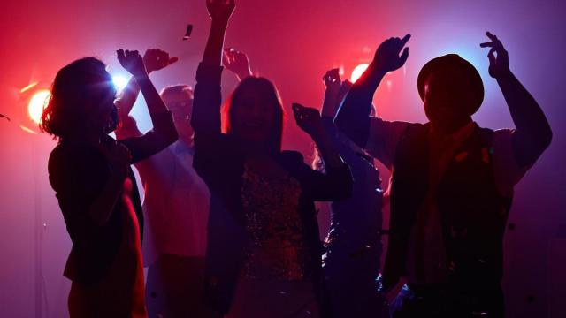 Imagen de archivo de varios jóvenes en una fiesta, sin relación con los hechos narrados en esta noticia.