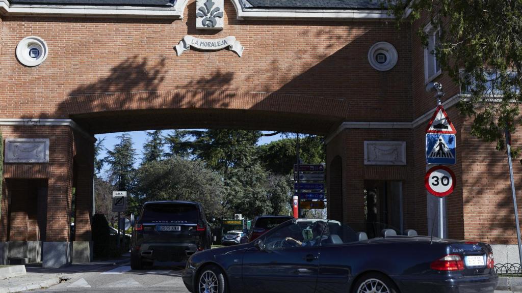 Varios vehículos entran en La Moraleja.