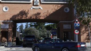 Varios vehículos entran en La Moraleja.