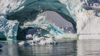 Desprendimiento de un glaciar en Groenlandia.