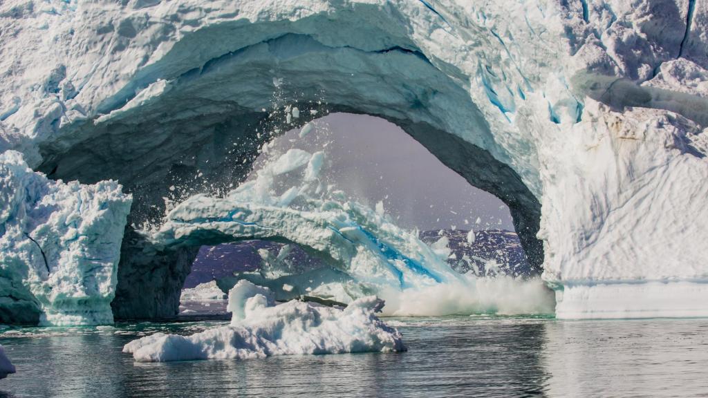 Desprendimiento de un glaciar en Groenlandia.