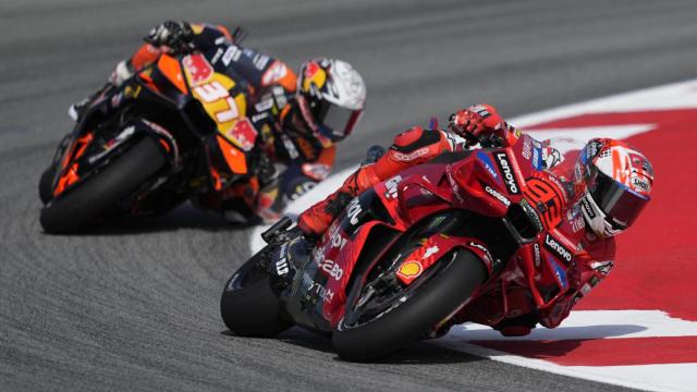 Marc Márquez traza un viraje, seguido por Pedro Acosta, en el circuito de Barcelona-Cataluña.