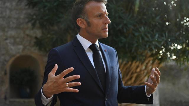 El presidente francés, Emmanuel Macron, habla tras asistir a una videoconferencia con miembros de la llamada coalición de los dispuestos, el domingo 17 de agosto de 2025, en el Fuerte de Brégançon, en Bormes-les-Mimosas, sur de Francia.