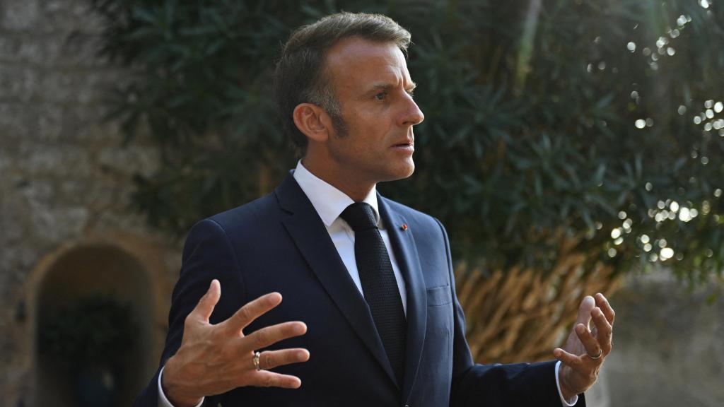 El presidente francés, Emmanuel Macron, habla tras asistir a una videoconferencia con miembros de la llamada coalición de los dispuestos, el domingo 17 de agosto de 2025, en el Fuerte de Brégançon, en Bormes-les-Mimosas, sur de Francia.
