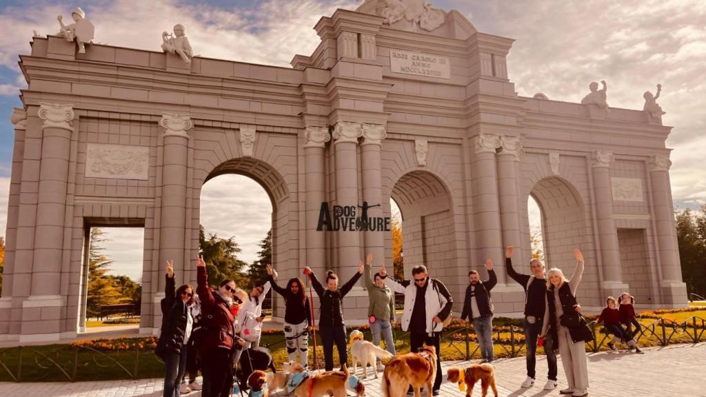 Un grupo de personas con sus perros haciendo un free tour de DogAventure.