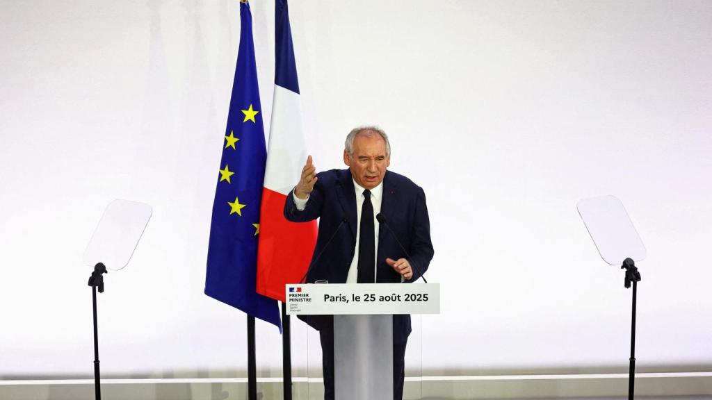 El primer ministro francés, Bayrou, ofrece una conferencia de prensa en París.