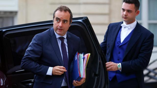 El primer ministro francés, Sébastien Lecornu , llega al Palacio del Elíseo.