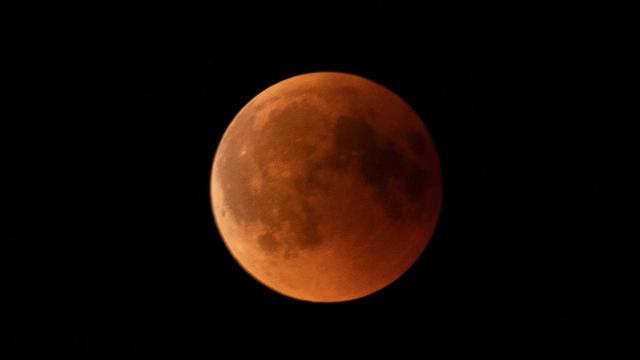 La Luna eclipsada del domingo tendrá tonalidades rojizas.