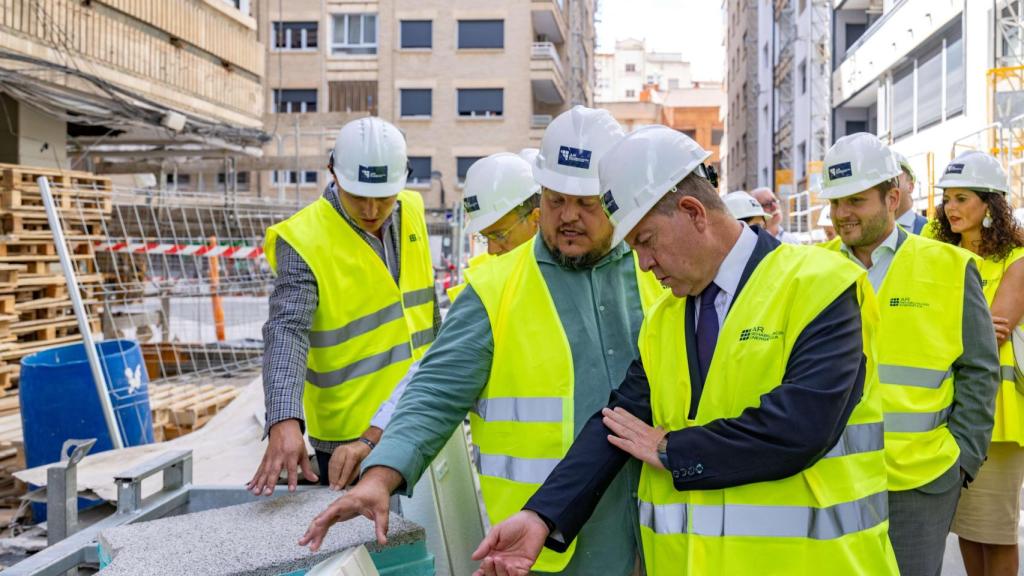 Visita de Page a las viviendas.