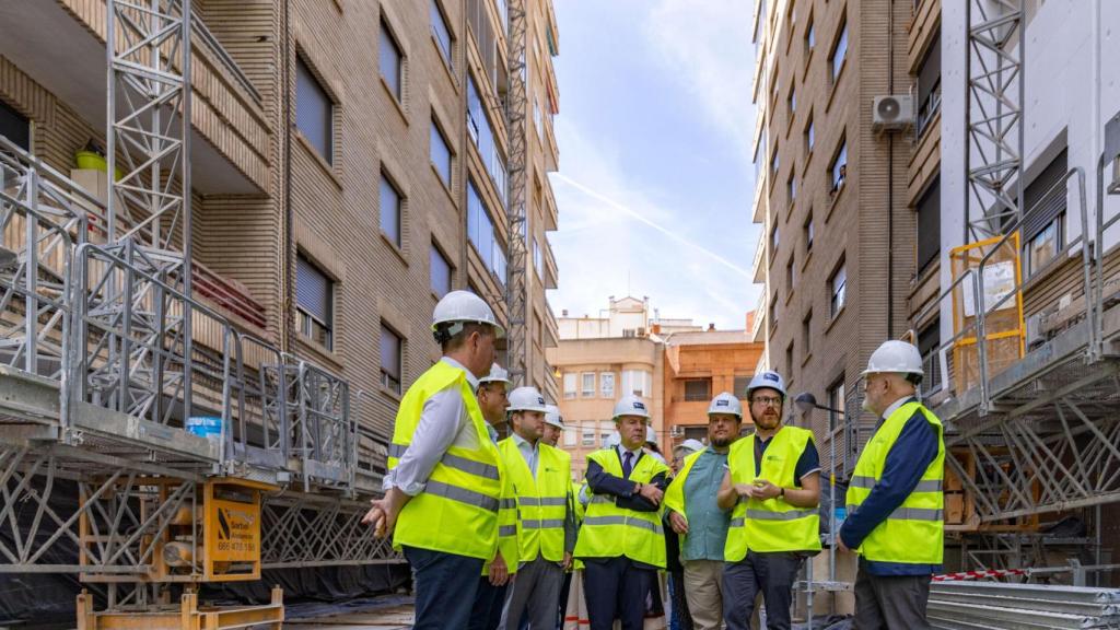 Visita de Page a las viviendas.