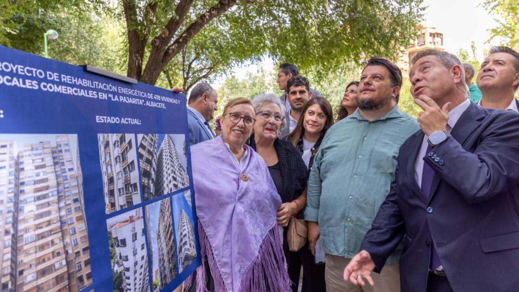 Visita de Page a las viviendas.