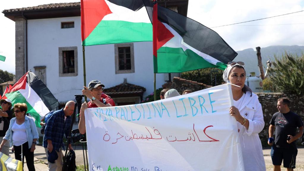 Un grupo de personas se manifiesta contra el equipo israelí durante la etapa de este viernes.