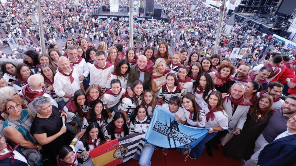 Foto de familia con la corporación municipal de las jugadoras del CPLV Munia Panteras y el Colinas Clinic El Salvador