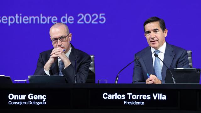 Onur Genç, CEO, y Carlos Torres, presidente de BBVA.