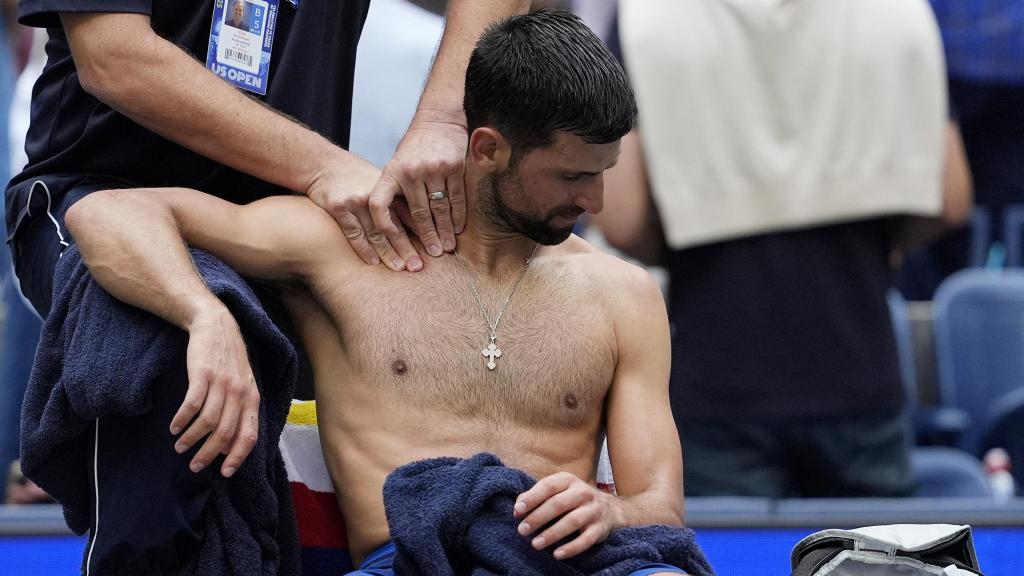 El fisio atiende a Djokovic, con molestias en el hombro.