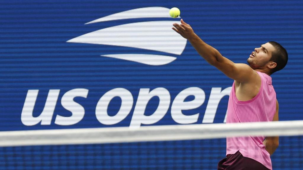 Alcaraz saca durante su duelo de este viernes contra Novak Djokovic.