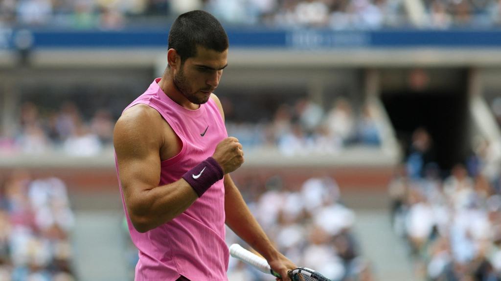 Alcaraz celebra un punto en su duelo de semifinales ante Novak Djokovic.