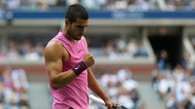 Alcaraz celebra un punto en su duelo de semifinales ante Novak Djokovic.
