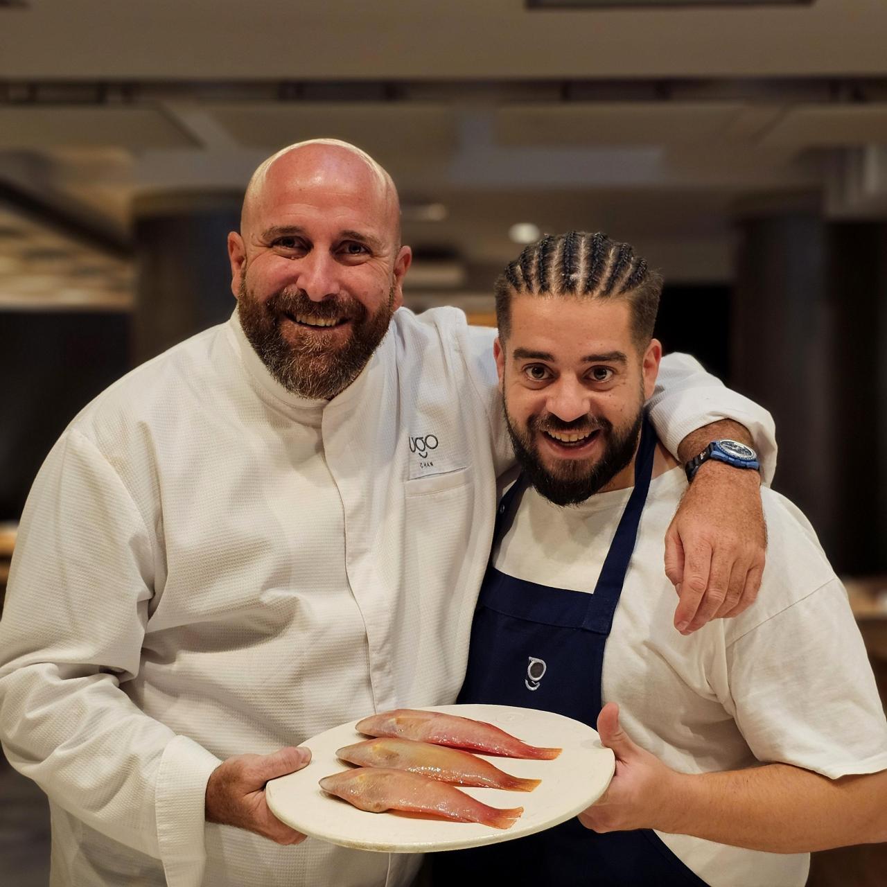 Hugo Muñoz y Álvaro Martínez Ovejero con loritos recién llegados a Madrid.