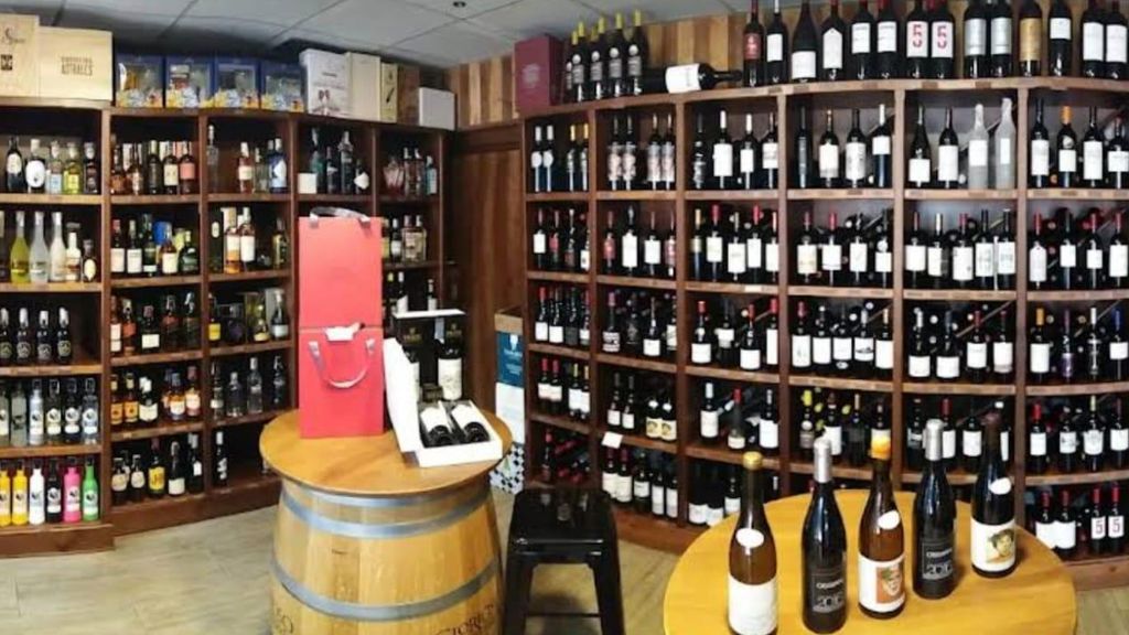 El repertorio de vinos de la tienda asciende a más de 300 referencias.