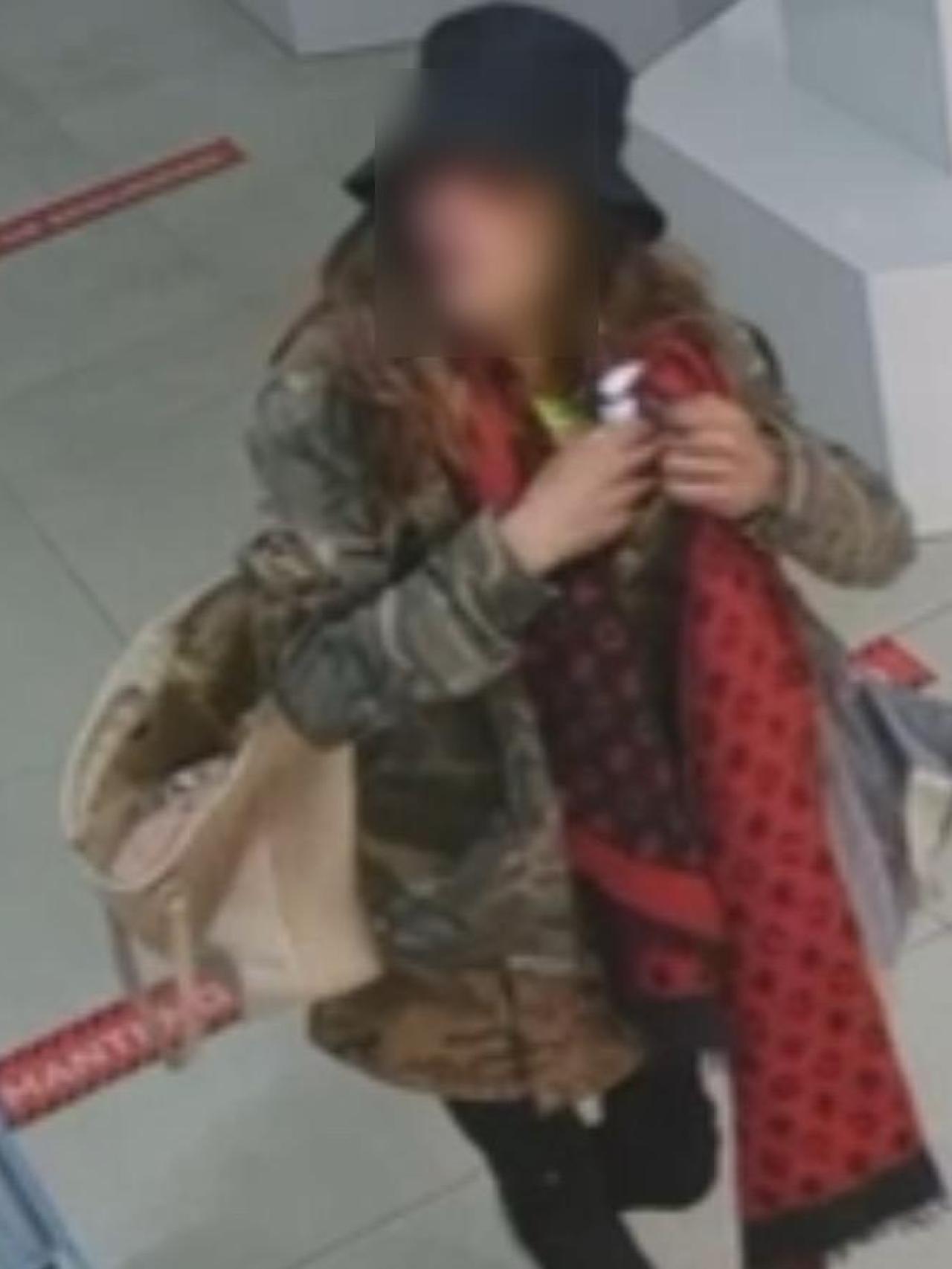 Una persona robando un producto en una farmacia de Vallecas.