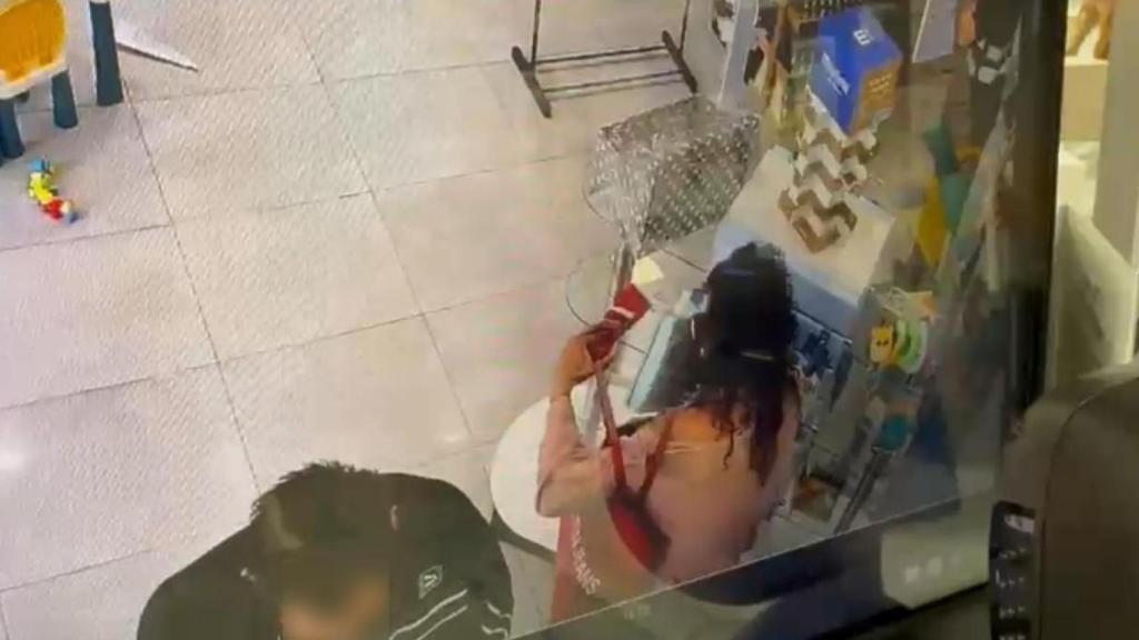 Imagen de cámara de seguridad de una mujer metiéndose en el bolso productos robados en una farmacia de Vallecas.