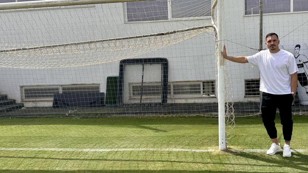 Alfonso Herrero, portero del Málaga, posa para EL ESPAÑOL de Málaga en el Anexo de La Rosaleda