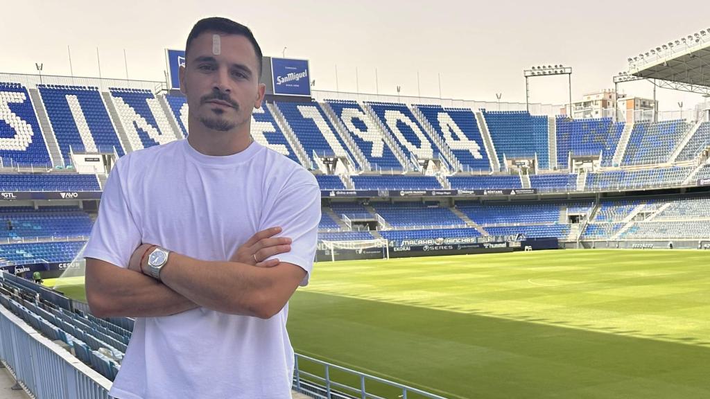 Alfonso Herrero, portero del Málaga, posa para EL ESPAÑOL de Málaga en el Anexo de La Rosaleda