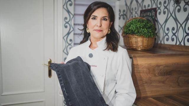 Begoña Pérez mostrando un pantalón vaquero, un 'must' de cualquier vestidor.